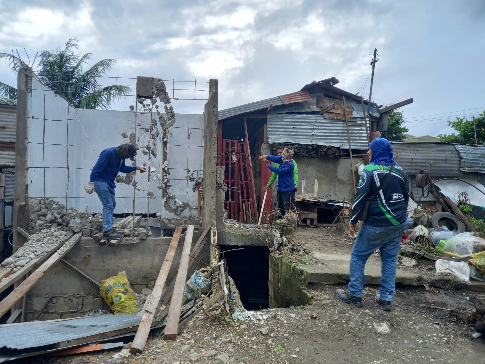 HUDO personnel demolish 25 structures in Mandaue's Paknaan | Cebu Daily ...