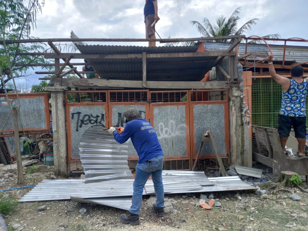 HUDO personnel demolishes 25 structures in Mandaue's Paknaan. Personnel of the Housing Urban Development Office demolish 25 houses in Barangay Paknaan, Mandaue City near the Cansaga Bay Bridge in preparation for a U-turn slot project to be built there. | Mary Rose Sagarino