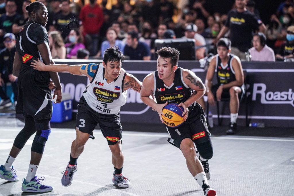 Cebu Chooks team tops Pilipinas 3x3 Quest, gets ticket to Hong Kong Masters. In photo are Cebuanos' Mac Tallo (left) and Paul Desiderio (right) going at each other during their knockout stage match of the 2022 Chooks-to-Go Pilipinas 3x3 Quest 2.0 in Laguna last Sunday. | Photo from Chooks-to-Go Pilipinas