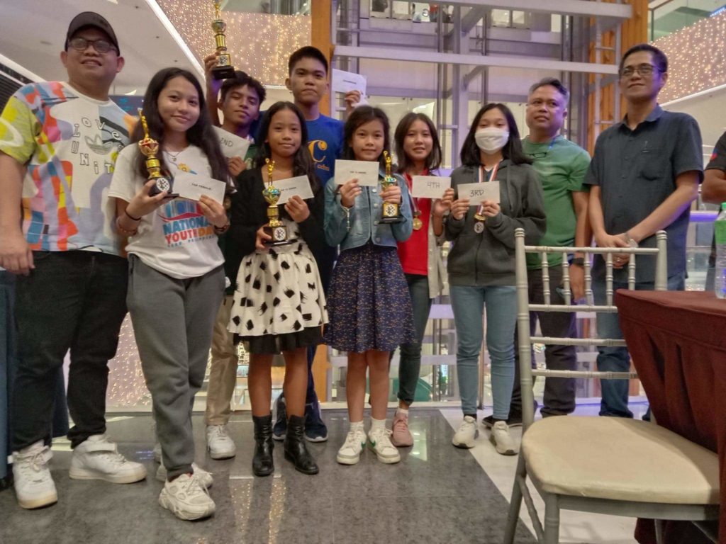 Lavandero เป็นผู้นำการแข่งขัน Cebu School of Chess Scholastics  เหล่านี้คือผู้ผลักดันไม้ที่ชนะการแข่งขัน Cebu School of Chess Scholastics โพสท่าถ่ายรูปหมู่ระหว่างพิธีมอบรางวัลที่ Cebu Chess Hub ใน SM Seaside City Cebu  พวกเขาเข้าร่วมโดย IM Kim Steven Yap (ซ้ายสุด) และผู้สนับสนุนการแข่งขัน Mitch Vergara (ที่ 2 จากขวา) |  ภาพที่สนับสนุน