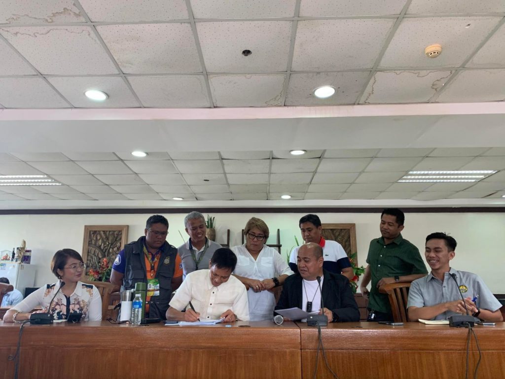 Cebu City Mayor Michael Rama signed during a press conference on Thursday, November 3, 2022, a new executive order, EO no. 13 series of 2022, called "Oplan Likay sa Landslide."| Wenilyn B. Sabalo