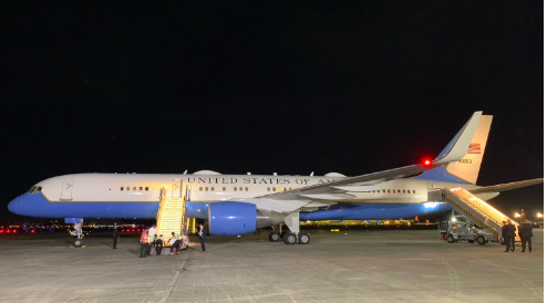 Air Force Two with US Vice President Kamala Harris lands in Manila. (Gabriel Pabico Lalu/INQUIRER.net)
