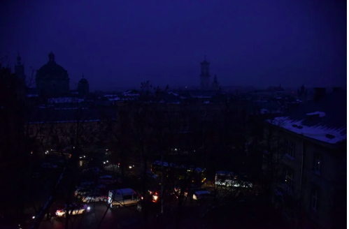 Ukrainians suffer in cold, darkness as president implores UN to punish Russia. In photo is a view showing the city centre without electricity after critical civil infrastructure was hit by Russian missile attacks, amid Russia’s invasion of Ukraine, in Lviv, Ukraine November 23, 2022. REUTERS