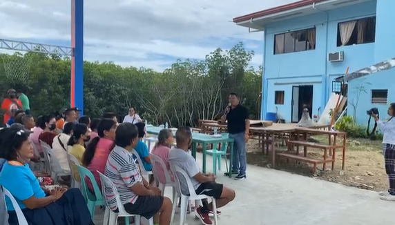 Cordova Mayor Cesar "Didoy" meets the senior citizens in Barangay Bangbang during the Christmas Cash Bonus distribution on Thursday, Dec. 8, 2022. | Futch Anthony Inso