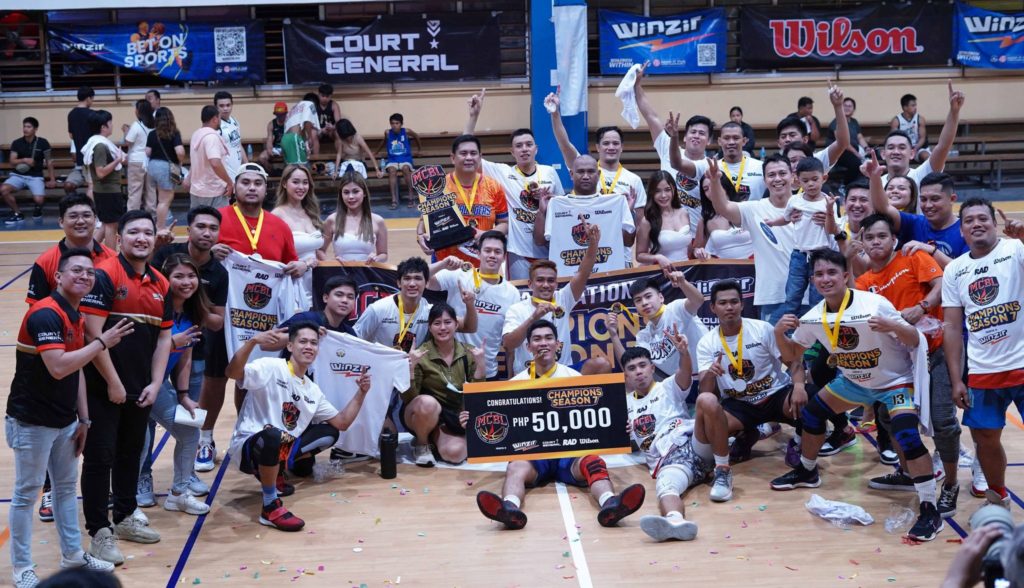 ARQ Builders team is the new champions of the Metro Cebu Basketball Club (MCBL) season 7 after they outlasted the defending champions, Truck N’ Trail, on Dec. 18, at the Benedicto College gymnasium. | Contributed photo