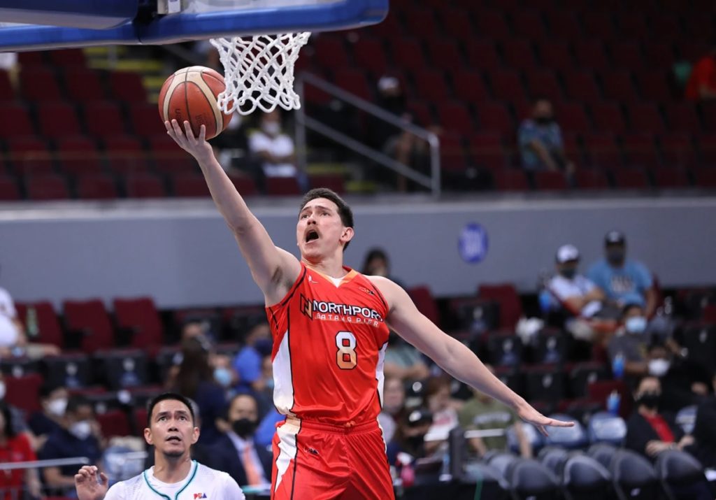 PBA’s Bolick, Red Lions coach Fernandez to hold coaching clinic in Leyte. In photo is Robert Bolick going for the basket in one of his games in the PBA. | Inquirer photo