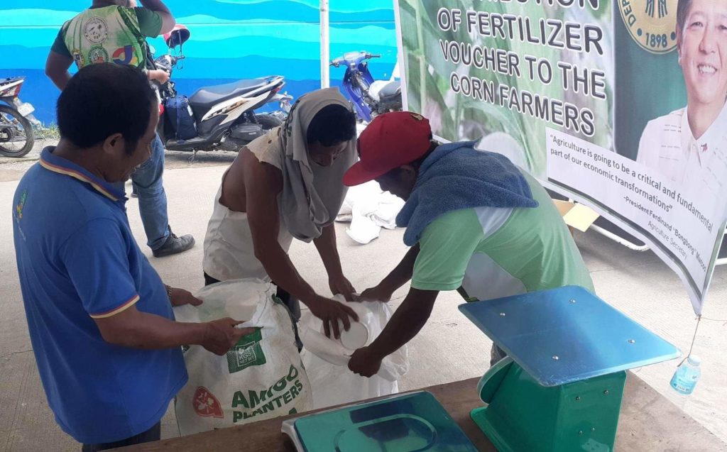 Farmers urged to register to agriculture registry to avail of DA program benefits. A corn farmer from Bantayan gets his share of free fertilizers from the Department of Agriculture. | Contributed photo 