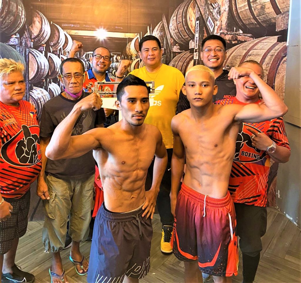 Engkwentro 8 a go: Gabunilas, Espinas make weight, ready to rumble for non-title bout. Jessie Espinas (left) and John Paul Gabunilas strike a pose after passing the weigh-in for their 10-rounder bout in the main event of ARQ Sports' "Engkwentro 8" fight card on Monday at the Vienna Kaffehaus. | Contributed Photo