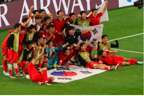 South Korea’s players celebrate qualifying for the World Cup last 16 at Uruguay’s expense during the Qatar 2022 World Cup Group H football match between South Korea and Portugal at the Education City Stadium in Al-Rayyan, west of Doha on December 2, 2022. (Photo by JACK GUEZ / AFP)