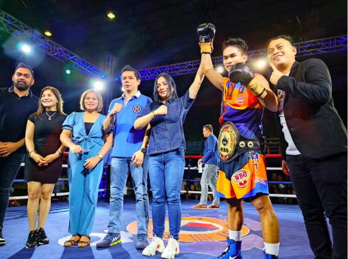 Virgel Vitor (fifth from left) is the new the WBO Oriental super featherweight champion after he beat Korean boxer Dong Kwan Lee for the title on Dec. 8 at the Kumong Bol-anon 8 in Calape, Bohol. With him in photo are his promoter Floriezyl Echavez-Podot (extreme left), Tagbilaran City Mayor Censoria Cajes-Yap (4th from left), former Tagbilaran city mayor John Geesnell Yap (4th from left) and other local officials. | Glendale G. Rosal