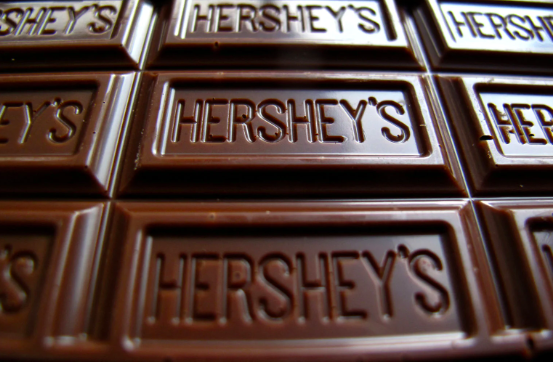 FILE PHOTO: A Hershey’s chocolate bar is shown in this photo illustration in Encinitas, California January 29, 2015. REUTERS/Mike Blake/File Photo