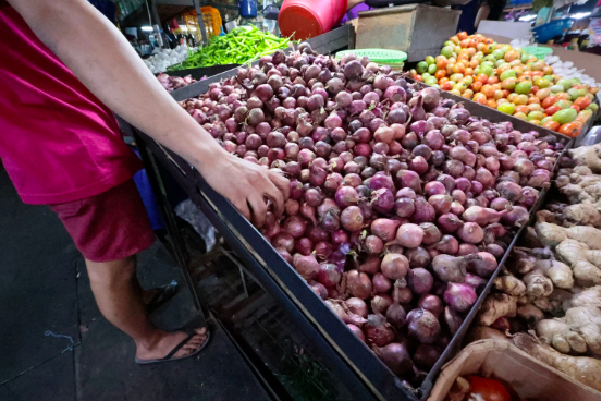 Fines, jail time for violating P250 SRP for red onions – DA. RED IS THE NEW GOLD The government could apparently do nothing much aside from issuing warnings against profiteering as the soaring prices of red onions make consumers sizzle with rage and disbelief. These bulbs, for example, were selling at P600 per kilogram at Marikina Public Market on Tuesday. —GRIG C. MONTEGRANDE