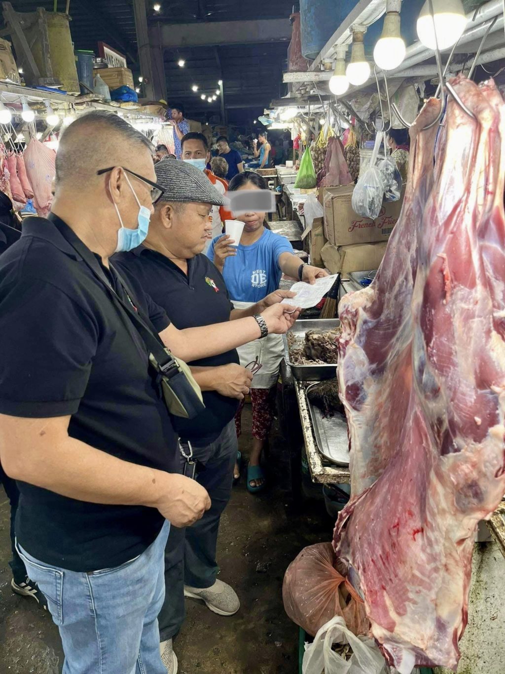 NMIS confiscates 67 kilos of frozen meat from Talisay City vendors. NMIS-7 inspectors at the Talisay City public market.
