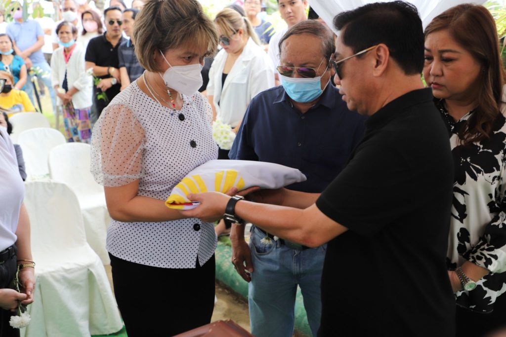 Lapu-Lapu City Mayor Junard "Ahong" Chan handed the flag to the wife of late City Councilor Nelson Yap, Anna Marie, during his burial at the Mactan Memorial Garden on Saturday, January 9, 2023. | Photo courtesy of Lapu-Lapu PIO