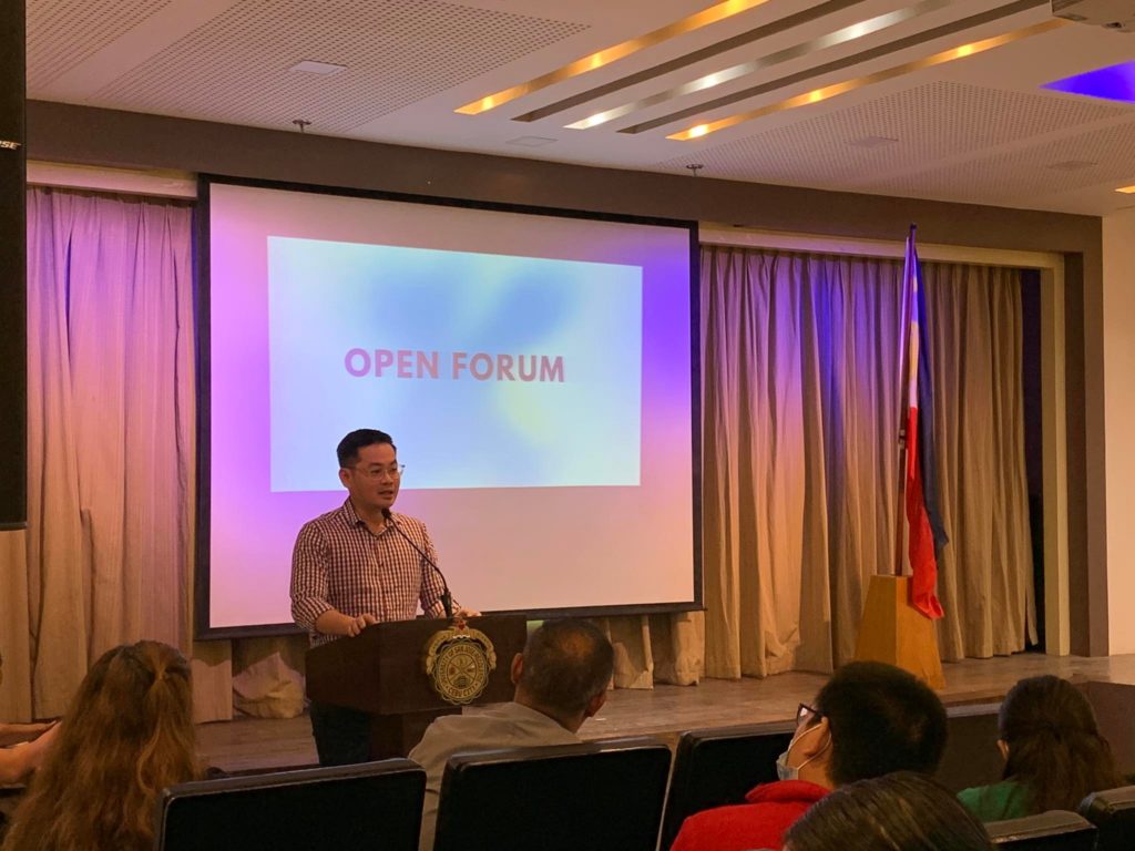 Filipinos urged to fact-check to counter the spread of disinformation in the Philippines. In photo is Christian Esguerra, 2020 Marshall McLuhan Fellow, discussing the issues the Philippine media face amid the abundance of disinformation slowly dominating the source of the public’s opinion. | 📷 : Emmariel Ares and Niña Mae Oliverio