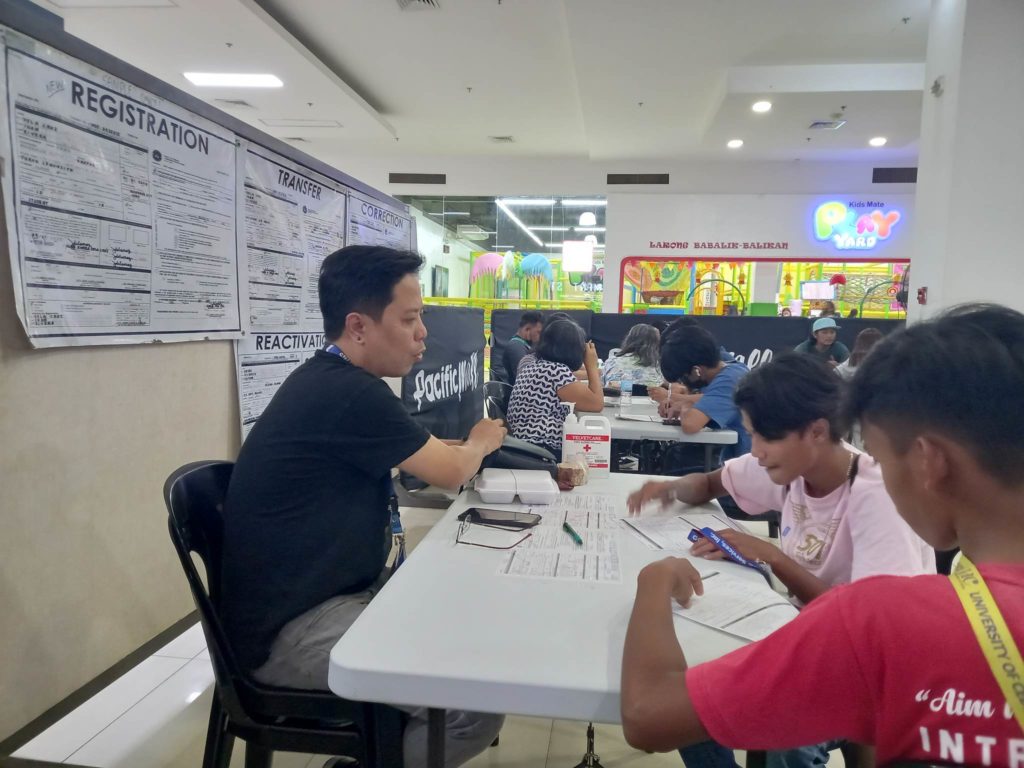 Voters are urged to register now and not on the last day to avoid last minute crowd, says the Comelec-Mandaue. which has a satellite registration site at the Pacific Mall. | Mary Rose Sagarino 