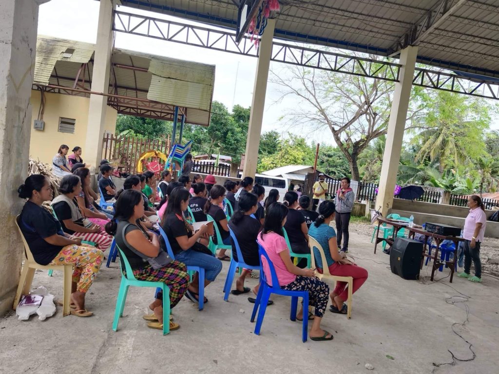Cebu Provincial Link Brigieda Goron, together with the Municipal Link in Pilar town in Camotes Island, discusses social preparations with 4Ps beneficiaries.