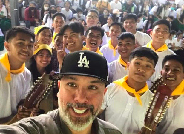 Filipino-American stand-up comedian and actor Jo Koy takes a groufie with students of the Alangilan National High School in Bacolod City on Friday, Jan. 6, 2023. (Photo courtesy of Gervie Jude Tolimao)