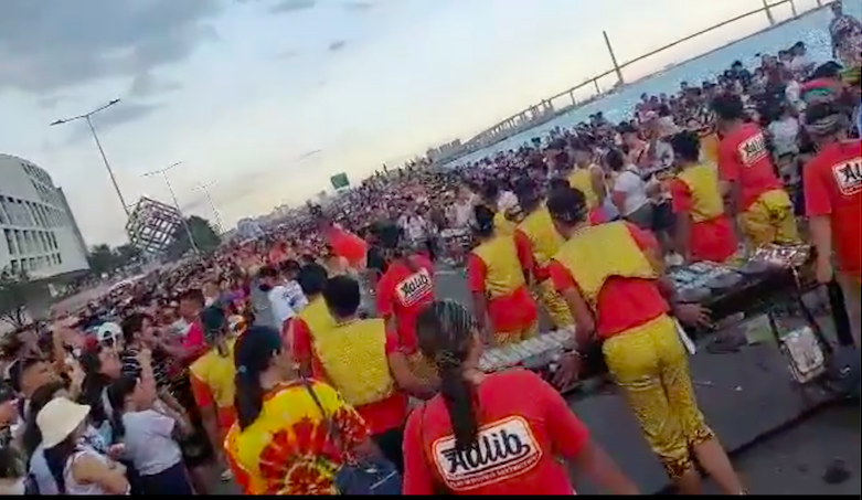 CDRRMO: More than half a million spectators join Sinulog festivities in Cebu City. A thick crowd is seen at a mall near the Sinulog Grand Parade site on Jan. 15, 2023. | Futch Anthony Inso