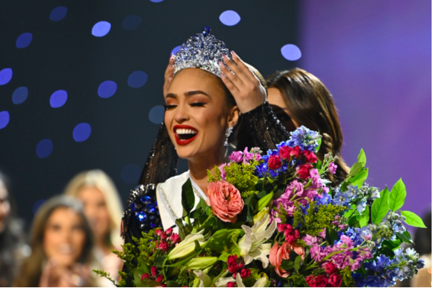 Miss Universe 2022 R’Bonney Nola of USA was crowned by Miss Universe 2021 Harnaaz Sandhu of India. Image: Facebook/Anne Jakrajutatip