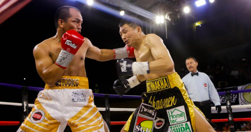 Milan Melindo throws a left hook to Chaiwat Buatkrathok of Thailand in their OPBF silver featherweight showdown last January 11, 2023 at the CCSC. | Photo from Prime Stags Sports Facebook page