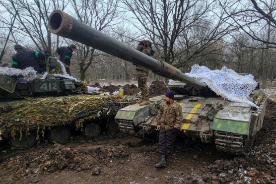 Ukrainian servicemen stand on their tanks near the frontline town of Bakhmut, amid Russia’s attack on Ukraine, in Donetsk region, Ukraine January 13, 2023. REUTERS FILE PHOTO