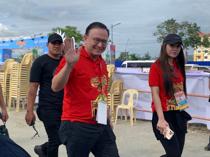 Cebu City Vice Mayor Raymond Alvin Garcia (center) and his wife, Miss Julienne Kate (right). 