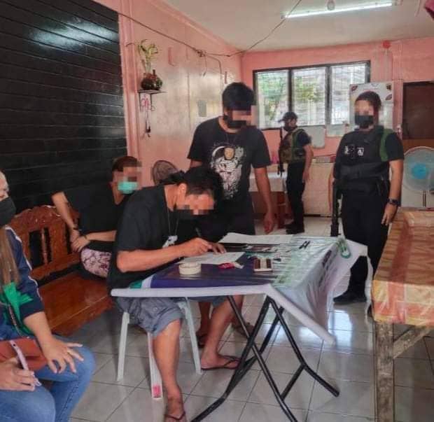 A female drug surrenderer was arrested by PDEA-7 agents and the local police in Larena town in Siquijor province.