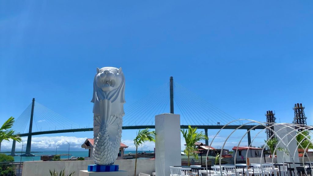 Photo of the Merlion's replica that is found at the Carbon Market in Cebu City.