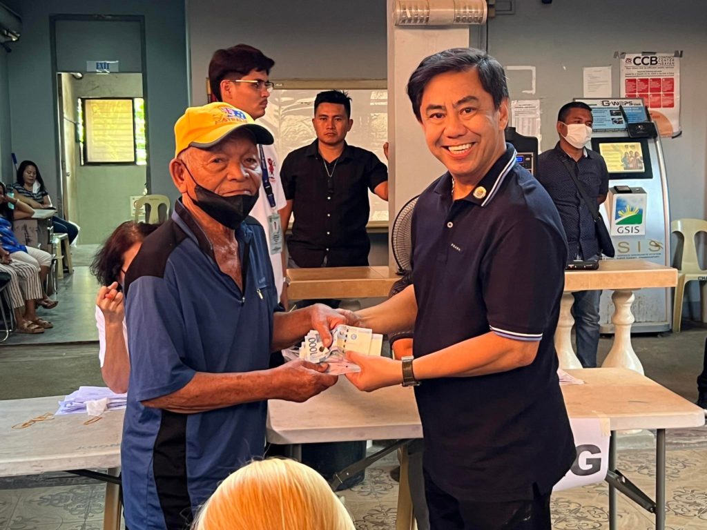 Lapu-Lapu City Mayor Junard "Ahong" Chan gives the financial assistance to one of the victims of the fires that hit Barangays Ibo and Babag. | Photo courtesy of Lapu-Lapu PIO