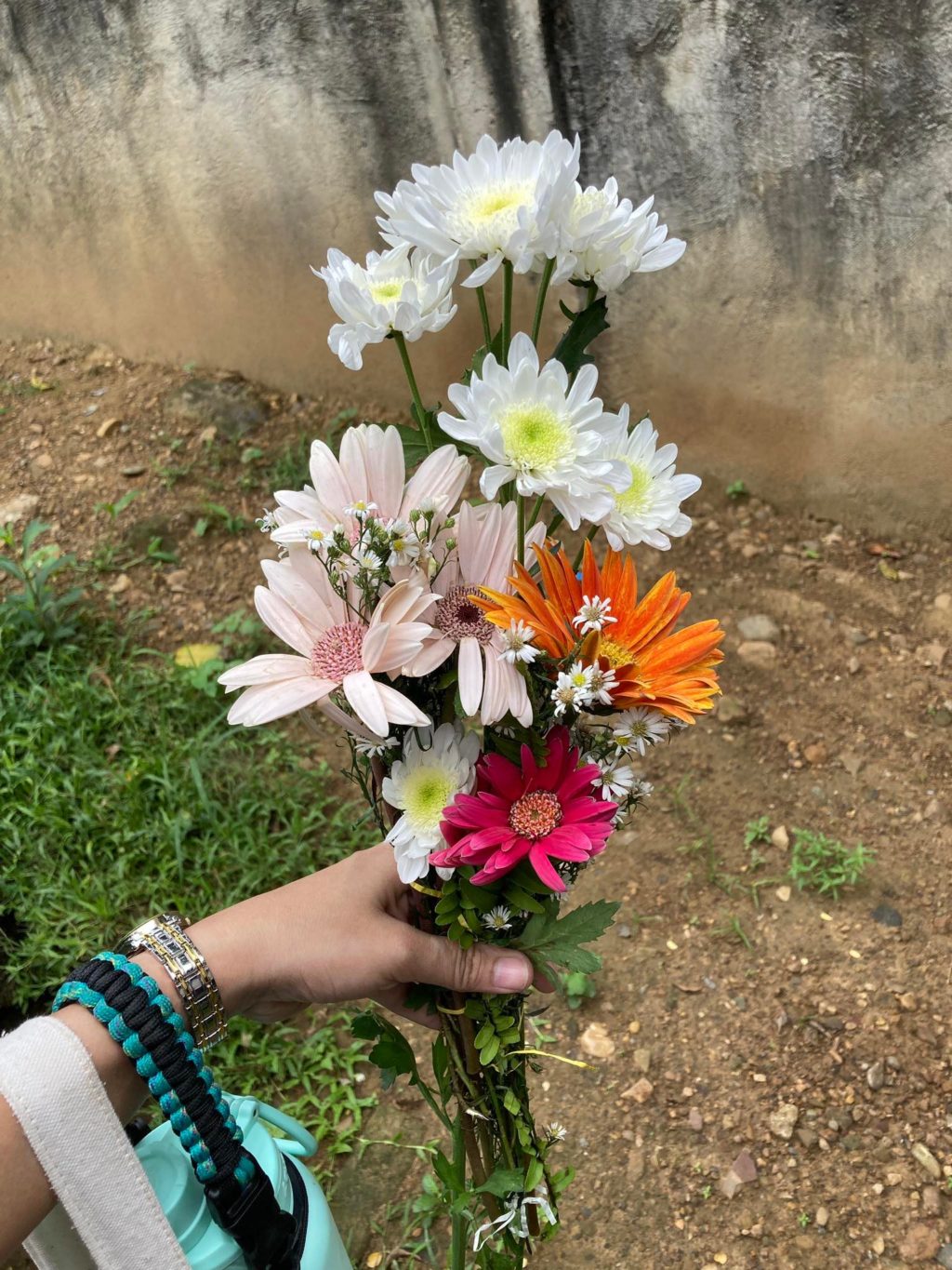 This is a bouquet of flowers that Amparo Ochia sells near a Consolacion church. | Jessa Ngojo