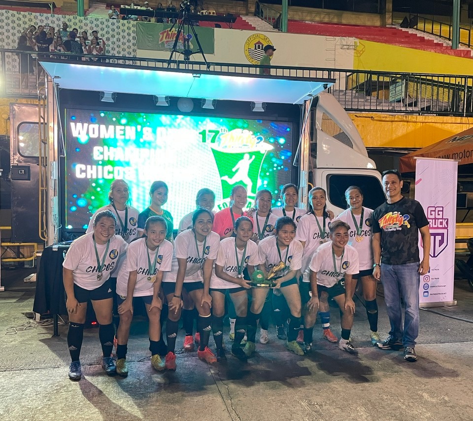 Chicos United FC advance to the next round of the Thirsty Football Cup after the team topped its division on day one of the tournament. In photo are the team and John Pages, Cebu City Sports Center chairman, during the awarding ceremonies on Friday evening, Feb. 10. | Photo from Thirsty Football Cup