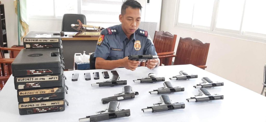 Carcar: 10 brgy chiefs turn over guns with expired licenses.
