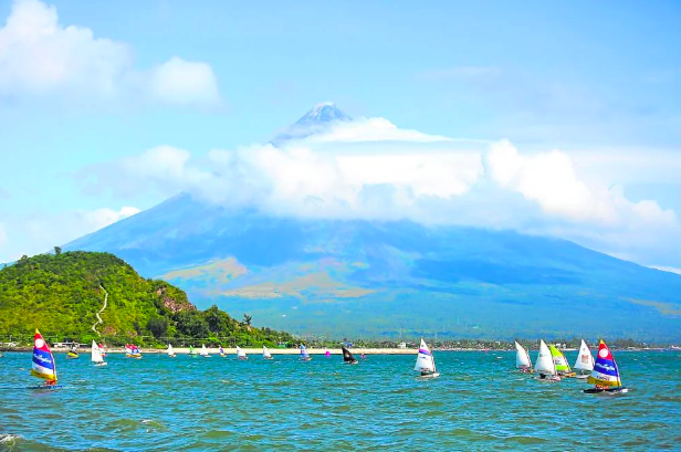 MAYON WELCOME Bicol is ready for the resumption of tourism activities and events amid the improving public health situation in the region and other parts of the country. The national regatta championships, held against the backdrop of Mayon Volcano in Legazpi City on Feb. 27, is among the first crowd-drawing events staged in the region. —MARK ALVIC ESPLANA
