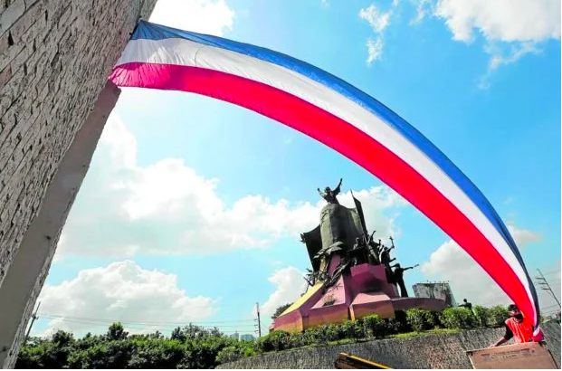 Palace clarifies: February 25 is a regular working day. In photo is the The People Power Monument, the 1986 revolution landmark on Edsa in Quezon City. INQUIRER file photo / GRIG C. MONTEGRANDE