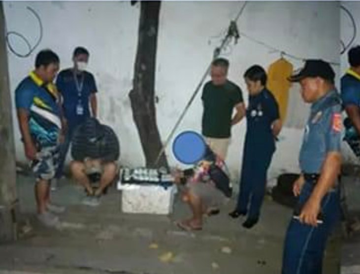 Cebu City policemen arrest a former call center agent after he was caught with a kilo of suspected shabu worth P7.4 million during a buy-bust operation in Barangay San Nicolas, this city on Saturday evening, March 4. | Contributed photo 