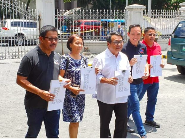Con-con, P28.B reaction. Bayan Muna chair Neri Colmenares and the members of the Makabayan bloc in this file photo in front of the Supreme Court. (Contributed photo)