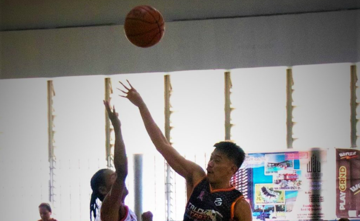 Players from Truck N Trail (right) and Marpon (left) go for a rebound in the tipoff of their MPBA match last Saturday at the Benedicto College gymnasium. | Contributed Photo