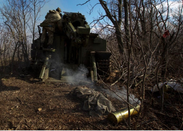 Ukrainian servicemen fire a 2S5 Giatsint-S self-propelled howitzer towards Russian troops outside the frontline town of Bakhmut, amid Russia’s attack on Ukraine, in Donetsk region, Ukraine March 5, 2023. REUTERS FILE PHOTO