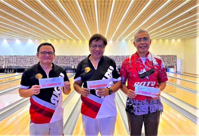 SENIORS STILL HAVE IT! SUGBU senior bowlers' in Noli Valencia (middle) is flanked by Lemuel Paquibot (left) and Luther Tapaya (right) during the awarding ceremony of the group's Bowler of the Month qualifying tournament. | Contributed Photo