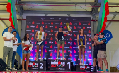 A australiana Sarah Crowley (centro) vence o Alveo Ironman 70.3 Davao (Divisão Profissional Feminina).  |  Foto do Alveo Ironman 70.3 Davao