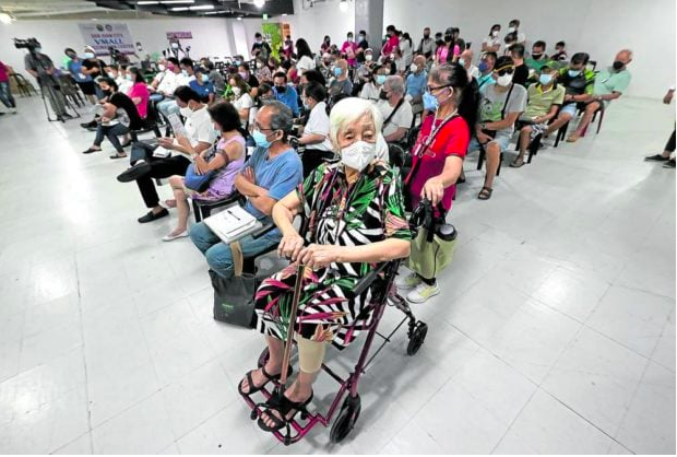 FILE PHOTO: Senior citizens wait for their turn to get their second booster shot of the COVID-19 vaccine at a mall on May 20, 2022. Philippine Daily Inquirer/ Grig C. MontegrandeRead more: https://newsinfo.inquirer.net/1750696/dilg-senior-citizens-not-required-to-register-as-voters-to-receive-lgu-benefits#ixzz7xXcgNF3Q
Follow us: @inquirerdotnet on Twitter | inquirerdotnet on Facebook