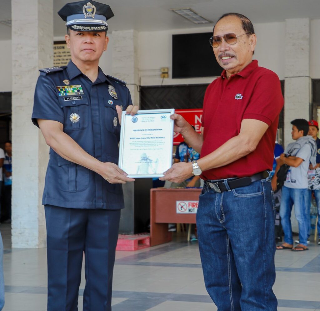 Lapu-Lapu City Jail Warden, Supt. Milton Placencia, received the CADAC certificate from Vice Mayor Celedonio Sitoy.