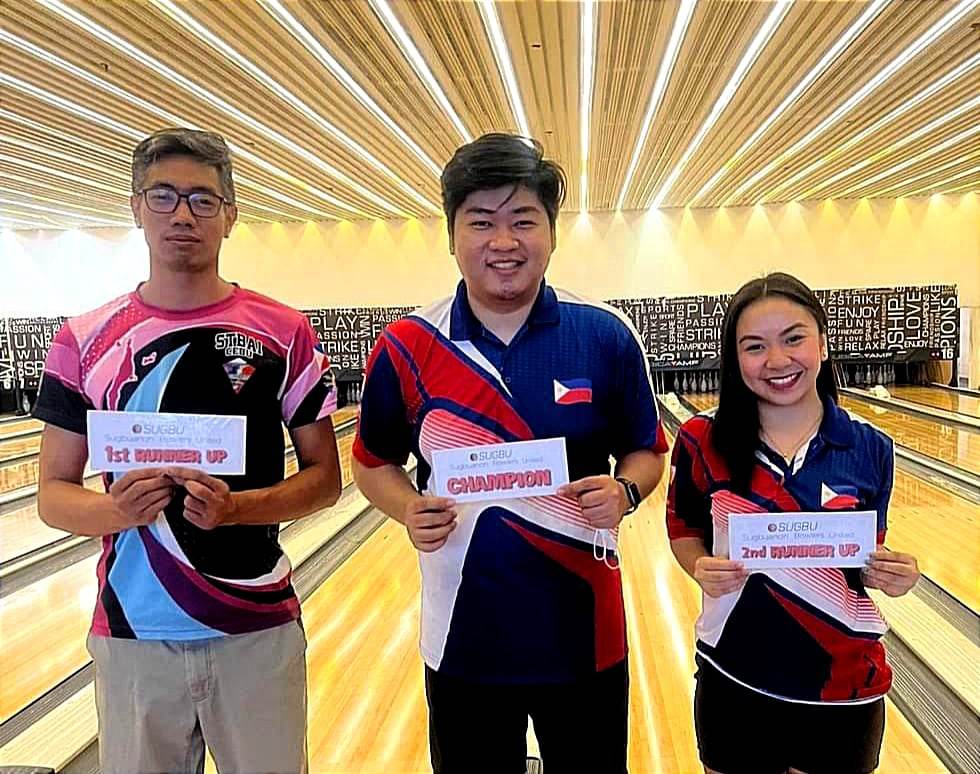 Aui Padawan (center) is flanked by Luke Bolongan (left) and Xyrra Cabusas (right) during the awarding of the SUGBU Shootout tournament.