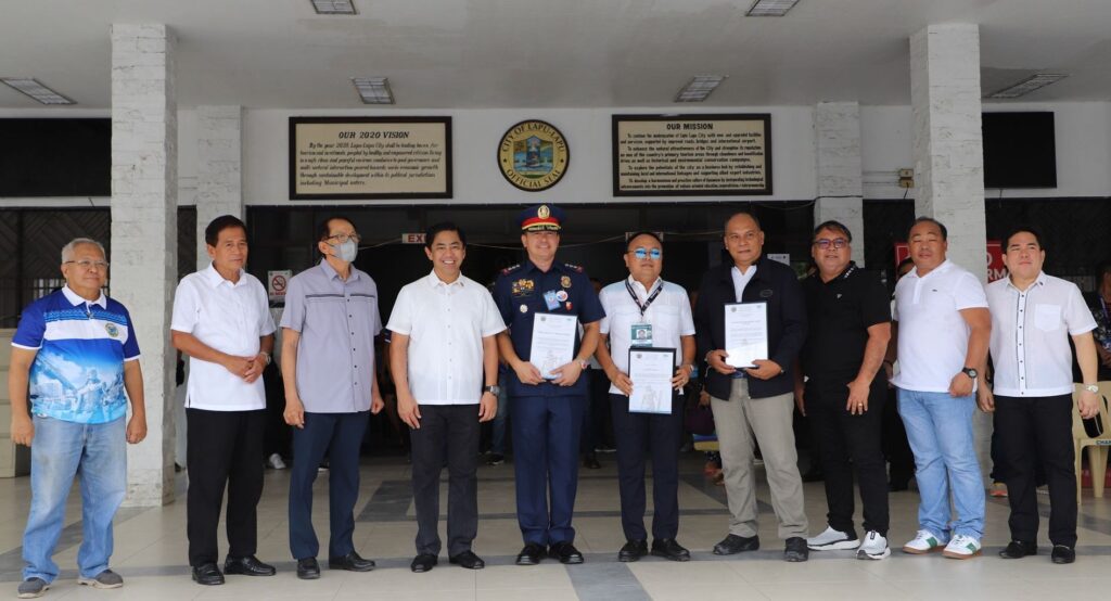 Lapu-Lapu City Mayor Junard Chan (4th from left) pose for a photo with officials of the Lapu-Lapu City Police Office (LCPO), Philippine Drug Enforcement Agency (PDEA) Lapu-Lapu City, and the Bureau of Customs (BOC) Sub-Port Mactan after they were recognized for the conduct of successful anti-drugs operations.