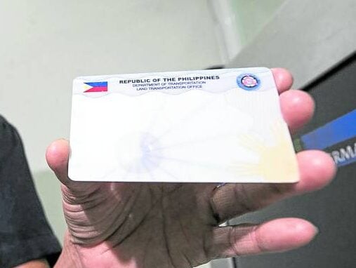 LACK OF SUPPLY Administrative Aide IV Raquel Maniago shows a blank PVC ID from a set intended for driver’s licenses. The government, however, has run out of supply of the plastic cards. —LYN RILLON