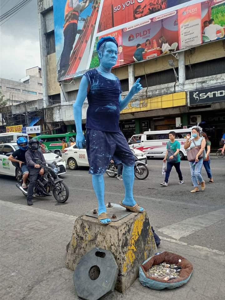 Marvin Lastimoso as the “Blue Man” along Colon Street in Cebu City. | Mandaue PIO photo