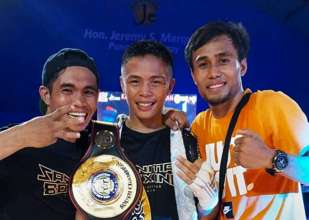Vince Paras (center) poses with other boxers.