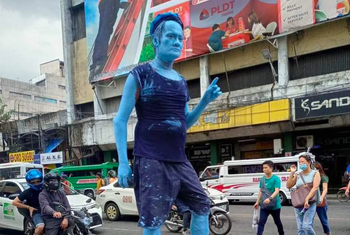 Marvin Lastimoso as the “Blue Man” along Colon Street in Cebu City. | Mandaue PIO photo