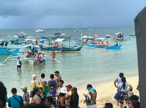 Siargao Island-hopping: Tourists deplete boat supply. Tourists wait for their turn on an island-hopping trip. (Photo courtesy of General Luna Mayor Sol Matugas)